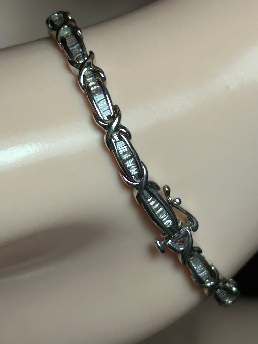 10K solid White Gold channel-set Baguette Diamond X link Bar Tennis Bracelet